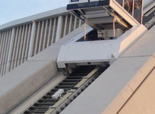 Standseilbahn zur Personenbeförderung an eine Aussichtsplattform und zur Wartung im Fußballstadion
