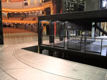 Drehbühne mit integriertem Hubpodest in einem Theater